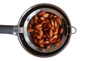 Membilas dan Meniriskan Kacang Almond